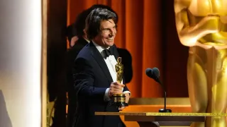 Tom Cruise Finally Gets His Oscar Moment With a Lifetime Achievement Trophy at the Governors Awards